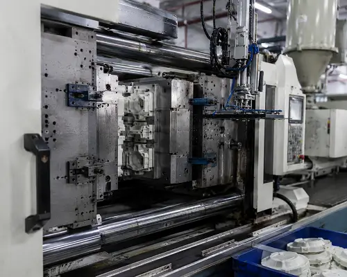 Injection molding machine producing plastic parts